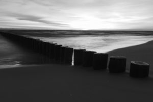 Meer mit Begreunzungspfeilern SW