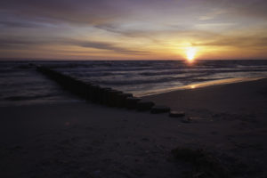 Meer mit Begrenzungspfeilern zu Sonnenaufgang 3