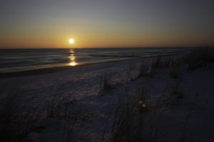 Strand im Winter zu Sonnenaufgang